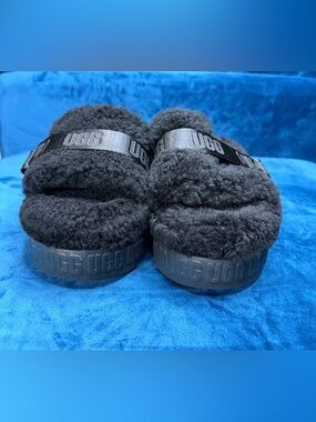 UGG FLUFFITA BLACK PLATFORM SLIDES SHEEPSKIN SLIPPERS SIZE 9 US WOMENS EUC